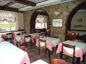 A restaurant or other place to eat at Hotel Il Nibbio