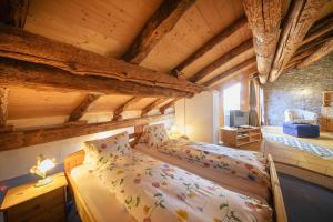 Postel nebo postele na pokoji v ubytování Albergo Ristorante Grotto Miralago