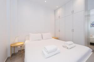 Postel nebo postele na pokoji v ubytování Spacious Modern Apartment in Athens near Metro
