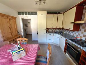 cocina con mesa y mantel rojo y blanco en HAUS BRAILEN in Brilon Alme, en Brilon