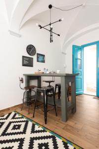 a dining room with a table and chairs at Appartamento Confortevole nel cuore del centro storico in Orosei