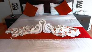 Postel nebo postele na pokoji v ubytování Vrindavan Dreams Hotel and Suites