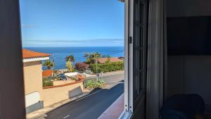 otwartym oknem z widokiem na ocean w obiekcie Apartamento Renovado "Hogar Las Vistas" w mieście Los Realejos