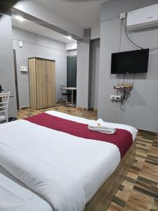 Hotel Pohor Regency Near Kamakhya Gate Foot Bridge客房内的一张或多张床位