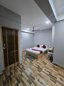 Hotel Pohor Regency Near Kamakhya Gate Foot Bridge客房内的一张或多张床位