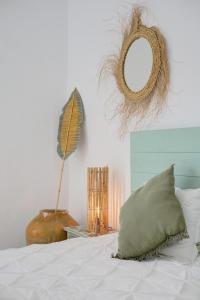 ペトラにあるHotelet Can Oms Mozart by Rentallorcaのベッドルーム(枕、鏡付)