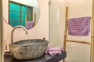 Ένα μπάνιο στο Unique Apartment Xemxija Bay 2Bedroom, 5m to Sea +48 φωτογραφίες