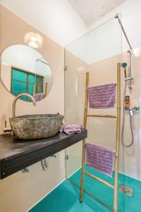 Ένα μπάνιο στο Unique Apartment Xemxija Bay 2Bedroom, 5m to Sea