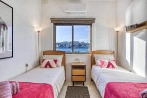 Ένα ή περισσότερα κρεβάτια σε δωμάτιο στο Unique Apartment Xemxija Bay 2Bedroom, 5m to Sea
