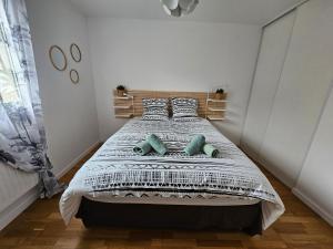 a bedroom with a large bed in a room at Aux portes des cabanes à huîtres - plage in Lanton