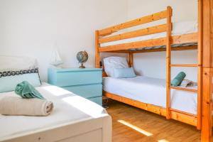 Ένα ή περισσότερα κρεβάτια σε δωμάτιο στο Maison de vacances 7 personnes avec jardin tres agreable