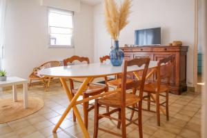 Μια τηλεόραση ή/και κέντρο ψυχαγωγίας στο Maison de vacances 7 personnes avec jardin tres agreable