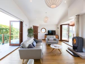 ein Wohnzimmer mit Couch und Kamin in der Unterkunft 5 Bed in Ilfracombe 58766 in Ilfracombe