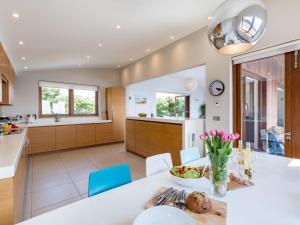 eine Küche und ein Esszimmer mit einem weißen Tisch und Stühlen in der Unterkunft 5 Bed in Ilfracombe 58766 in Ilfracombe