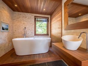 ein Badezimmer mit einer großen weißen Badewanne und einem Fenster in der Unterkunft 5 Bed in Ilfracombe 58766 in Ilfracombe + 29 Fotos