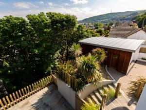 ein Haus mit Zaun und einigen Pflanzen in der Unterkunft 5 Bed in Ilfracombe 58766 in Ilfracombe