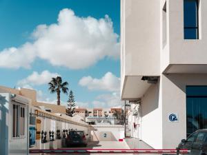 スファックスにあるZ Hotel Sfaxの椰子の木と建物のある街路