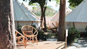 un par de sillas sentadas en la parte superior de una terraza de madera en Tres Estrellas Camí de Sirga Mequinenza, en Mequinenza