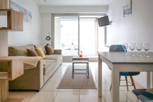 un salon avec un canapé et une table dans l'établissement Appartement emplacement central proche plage - 4 personnes, à Les Sables-dʼOlonne