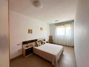 a white bedroom with a bed and a window at Apartamentos Alcocebre Suites 3000 in Alcossebre +37 photos