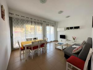 a living room with a table and a couch at Apartamentos Alcocebre Suites 3000 in Alcossebre
