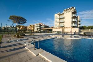 a swimming pool in front of a building at Apartamentos Alcocebre Suites 3000 in Alcossebre