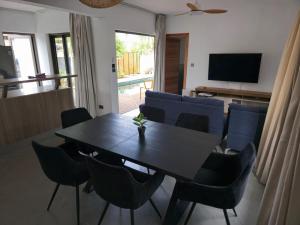 TV a/nebo společenská místnost v ubytování Carlos Villa Poolside