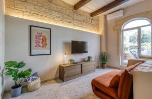TV a/nebo společenská místnost v ubytování Exclusive 2BR Sliema Townhouse with Garden