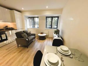ソリフルにあるCozy Studio in Solihull with Parking - NEC or Airportのテーブルと椅子のあるキッチンとリビングルーム