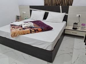 a bed in a bedroom with glasses on it at Badrish Kailasham By StayApart in Badrinath