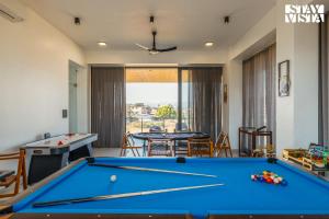 ロナバラにあるStayVista at Seraphine with Home Theatre, Jacuzzi & Pvt Poolのビリヤード台のあるビリヤードルーム