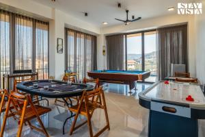 ロナバラにあるStayVista at Seraphine with Home Theatre, Jacuzzi & Pvt Poolのリビングルーム(卓球台、ビリヤード台付)