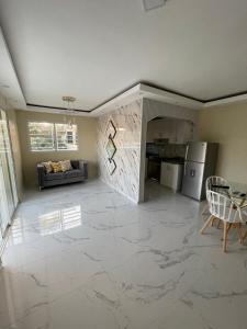 a living room with a marble floor and a kitchen at Apartamento in Cancino