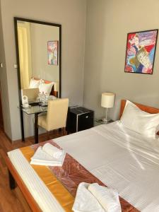 Postel nebo postele na pokoji v ubytování Tania-Frankfurt Hotel