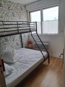 a bedroom with a bunk bed and a window at Tamaris 42 in Quend-Plage