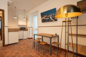 una cucina con tavolo, sedie e lampada di Trastevere 1 a Roma