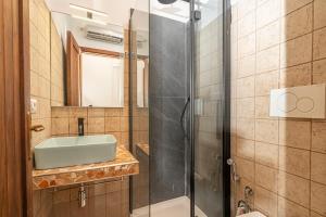 un bagno con lavandino e doccia di Trastevere 1 a Roma