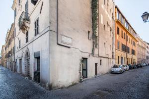 un vicolo con auto parcheggiate sul lato di un edificio di Trastevere 1 a Roma