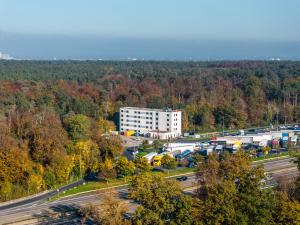 ロートガウにあるSerways Hotel Weiskirchen Nordの建物付き駐車場の空中ビュー