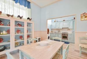 A kitchen or kitchenette at La Bouganville Holiday House