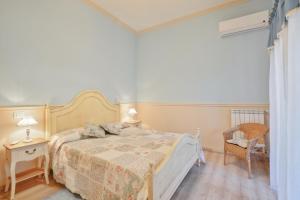 A bed or beds in a room at La Bouganville Holiday House