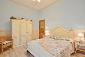 A bed or beds in a room at La Bouganville Holiday House