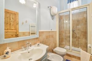 A bathroom at La Bouganville Holiday House
