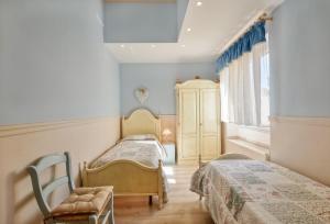 A bed or beds in a room at La Bouganville Holiday House