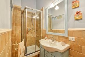 A bathroom at La Bouganville Holiday House