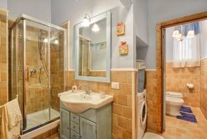 A bathroom at La Bouganville Holiday House