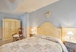 A bed or beds in a room at La Bouganville Holiday House