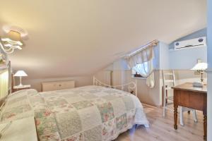 A bed or beds in a room at La Bouganville Holiday House
