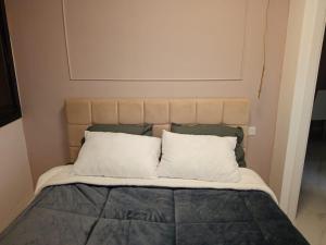 Postel nebo postele na pokoji v ubytování PERGOLA HOUSE 3 BDR heart