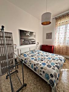 ein Schlafzimmer mit einem Bett und einem TV an der Wand in der Unterkunft Eagle's Nest in Polignano a Mare